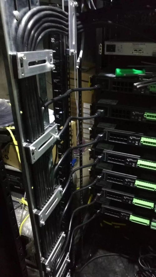 弱電工程施工過程中的各種機柜理線圖片